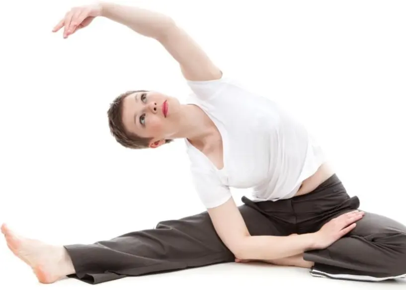 Femme assouplit son corps pour le body-sculpt chez Rythme et Fitness Autun